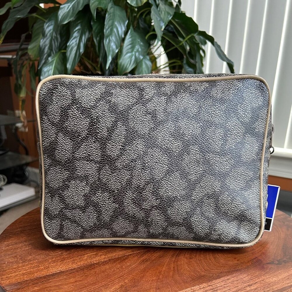 New YVES SAINT LAURENT Giraffe Print Accessory Pouch 🦒 - Picture 2 of 9